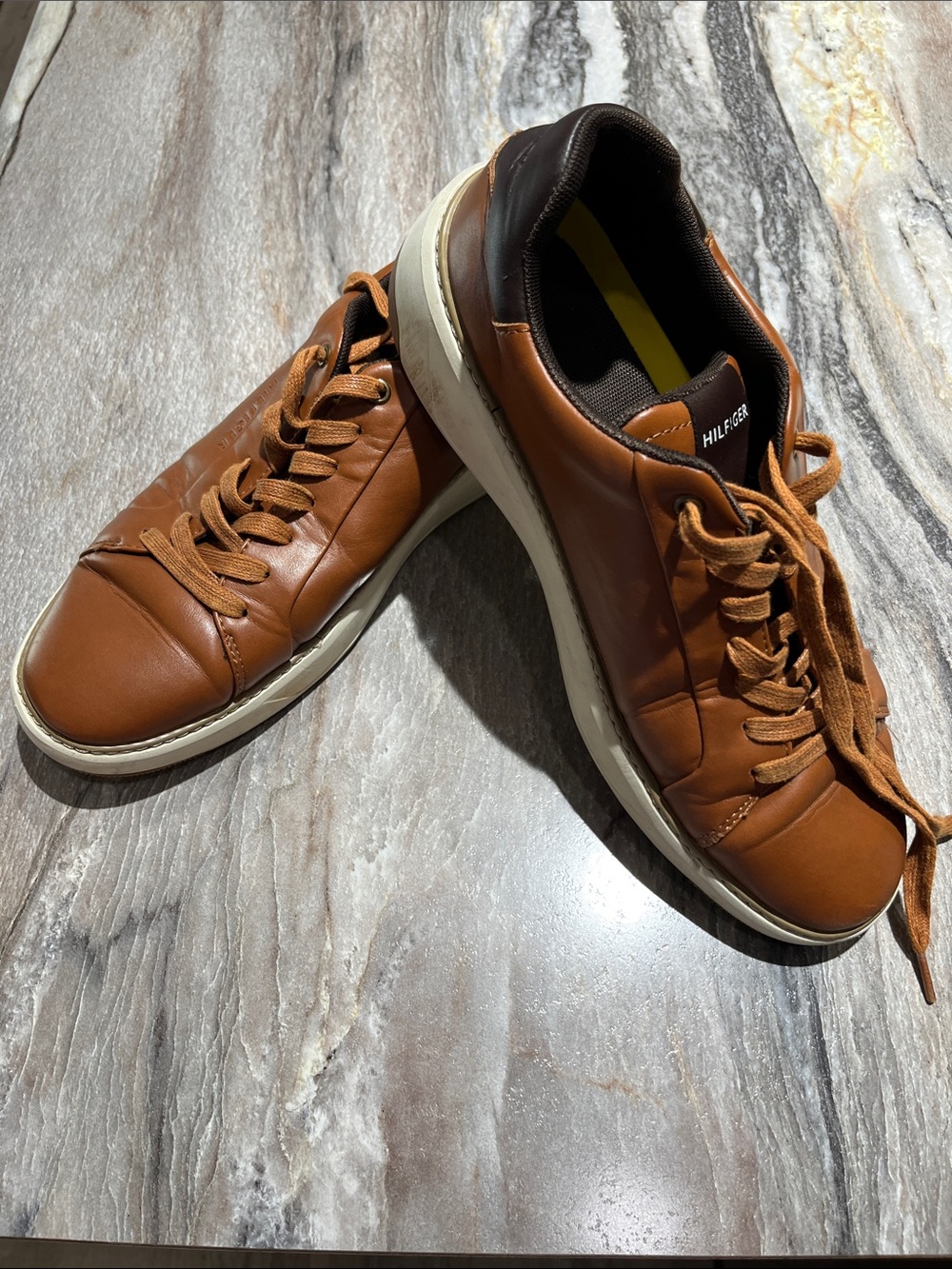 Tommy Hilfiger Menโs Brown Tan Leather Low-Top Sneakers